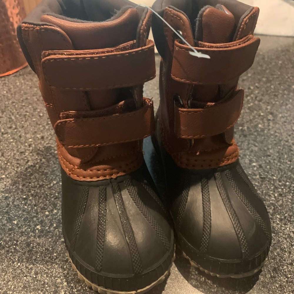 Snow boots